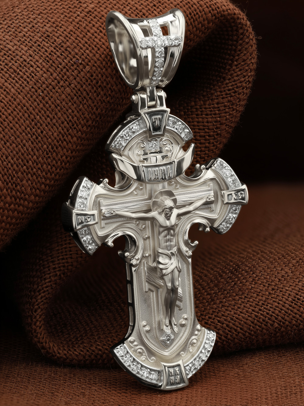 Крест из белого золота c бриллиантами