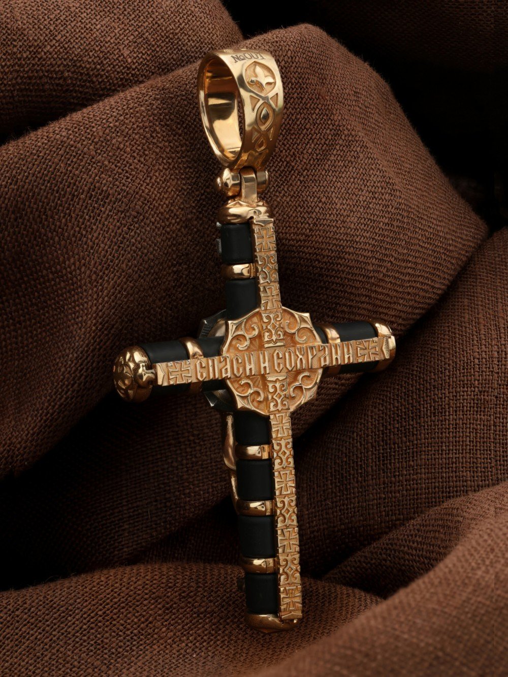 Крест из золота c ониксом