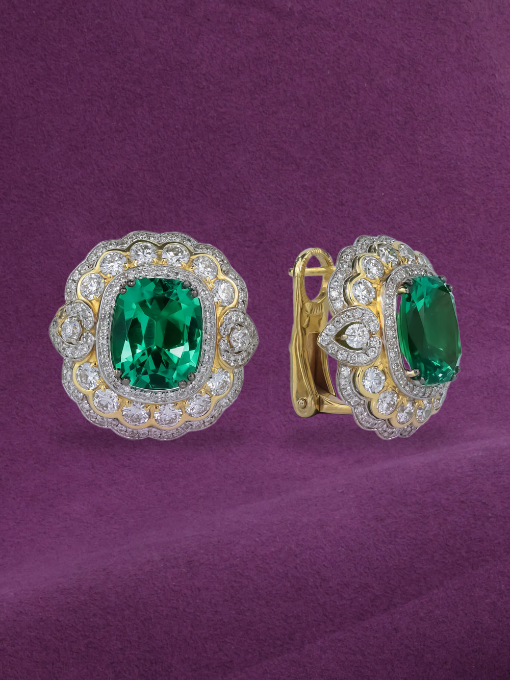 Серьги из лимонного золота c бриллиантами и изумрудом