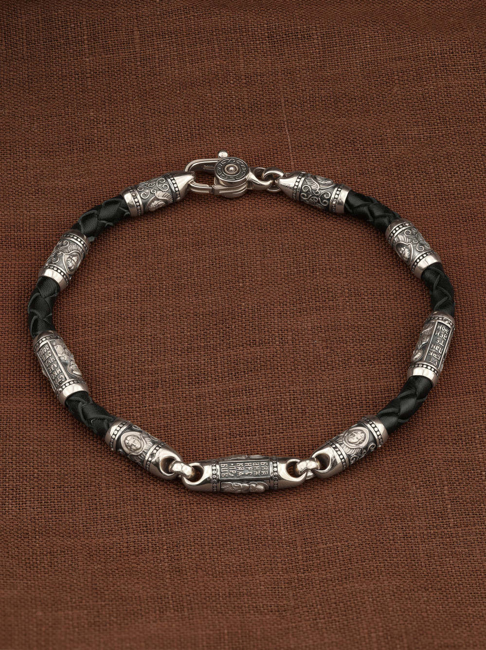 Браслет из белого золота c кожаным шнурком