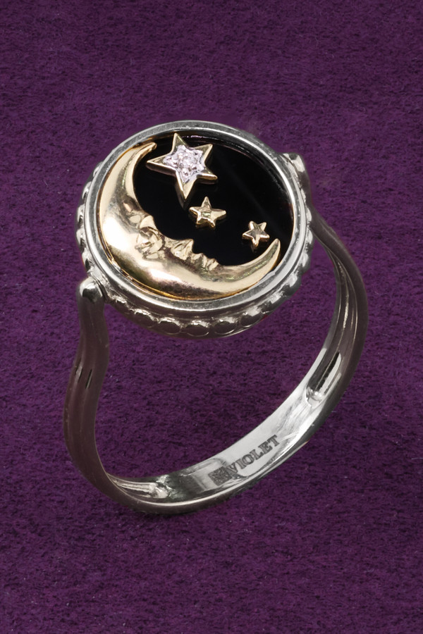 Кольцо из белого золота c бриллиантами, ониксом и перламутром