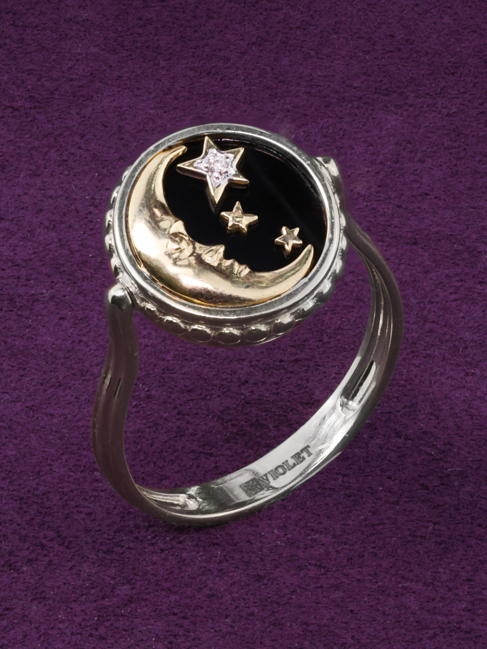 Кольцо из белого золота c бриллиантами, ониксом и перламутром