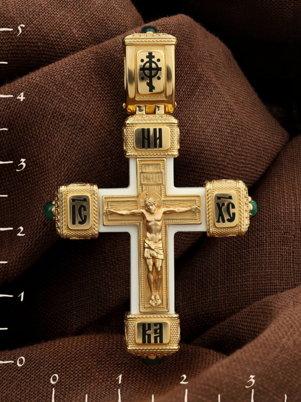 Крест из лимонного золота c эмалью, хризопразом и бивнем мамонта