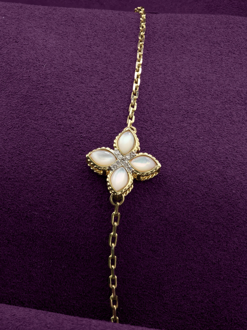 Браслет из лимонного золота c бриллиантами и перламутром