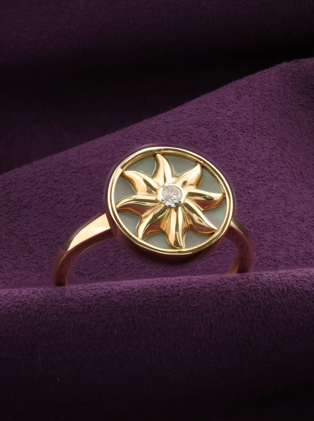 Кольцо из золота c бриллиантами и перламутром