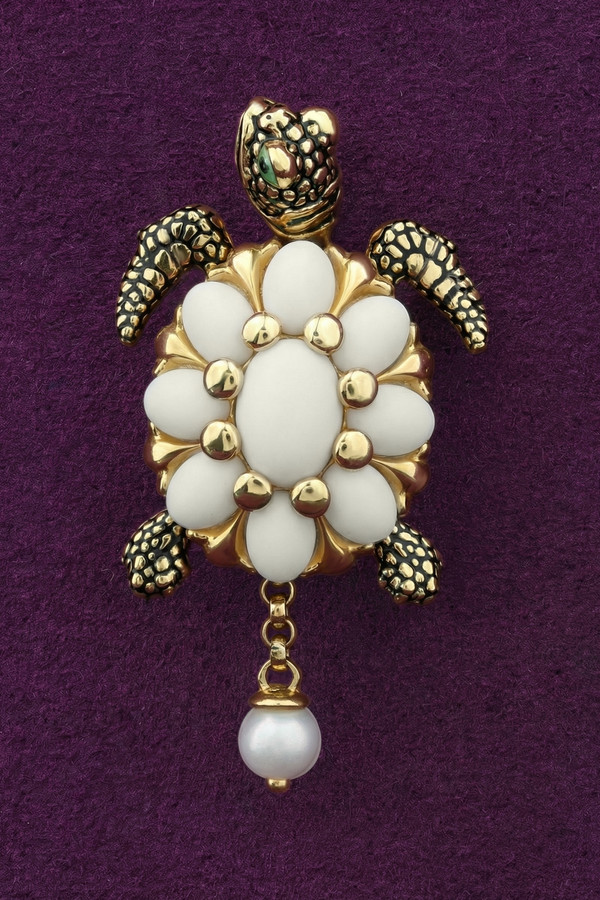 Подвеска из лимонного золота c эмалью, жемчугом и бивнем мамонта