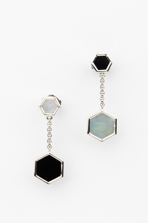 Серьги из белого золота c ониксом и перламутром