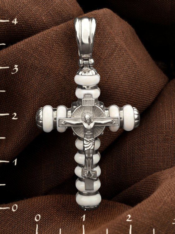 Крест из белого золота c кахолонгом