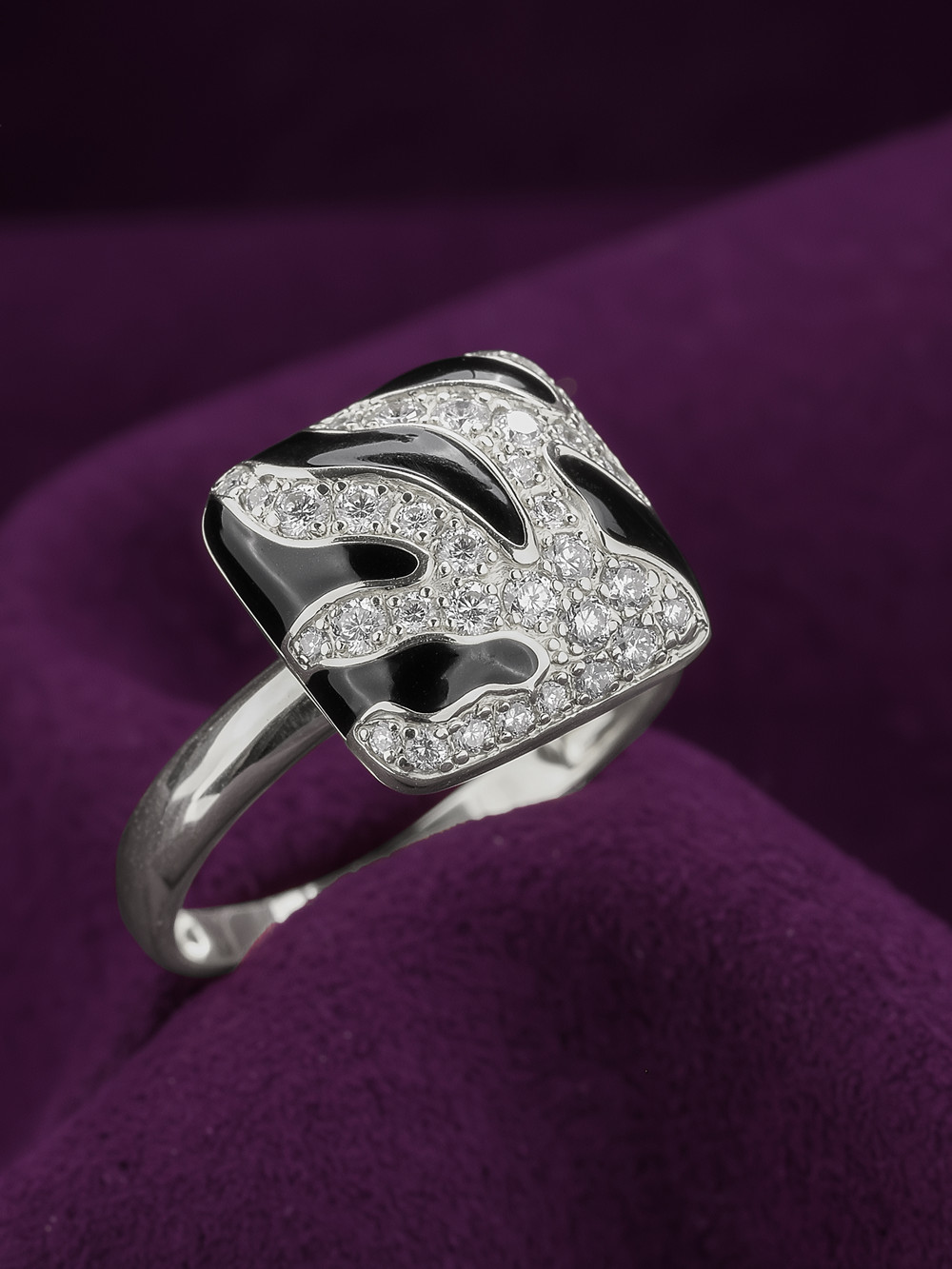 Кольцо из белого золота c эмалью и бриллиантами