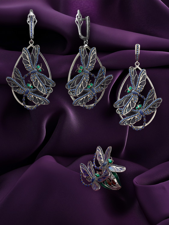 Кольцо из белого золота c сапфиром и эмалью