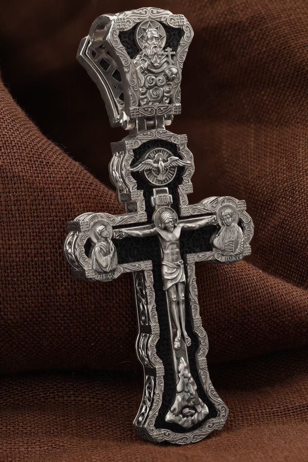 Крест из белого золота c эбеновым деревом