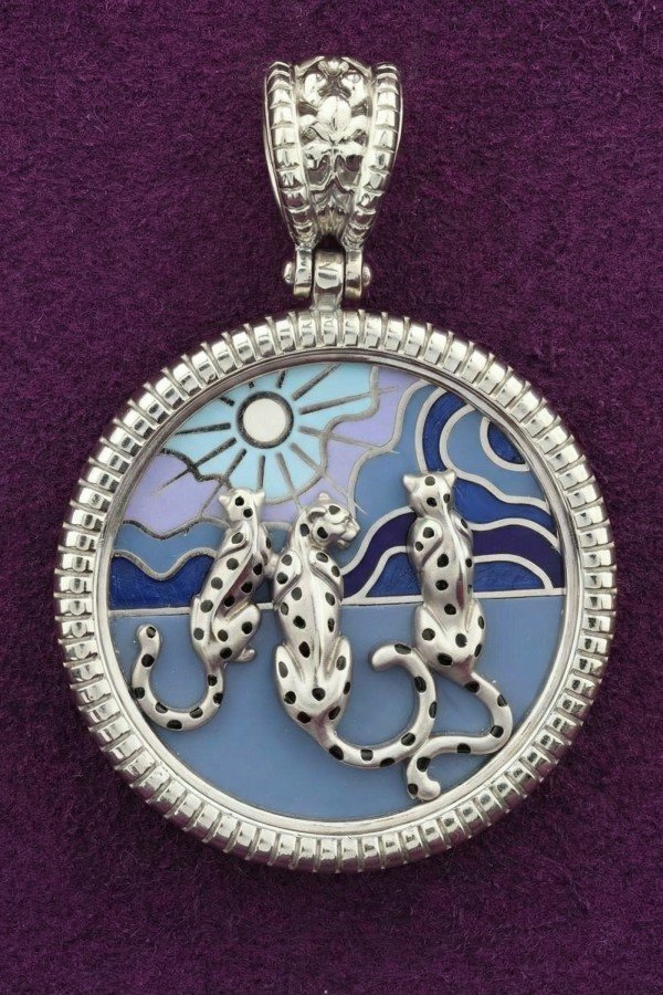 Подвеска из белого золота c эмалью