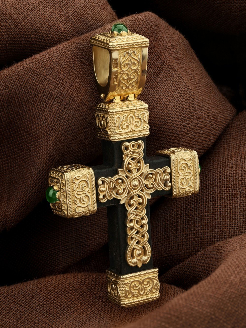 Крест из лимонного золота c эмалью, хризопразом и эбеновым деревом