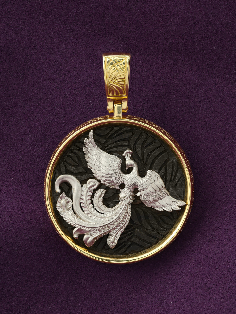 Подвеска из лимонного золота c эбеновым деревом