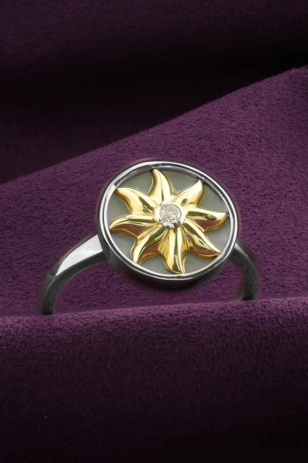 Кольцо из белого золота c бриллиантами и перламутром