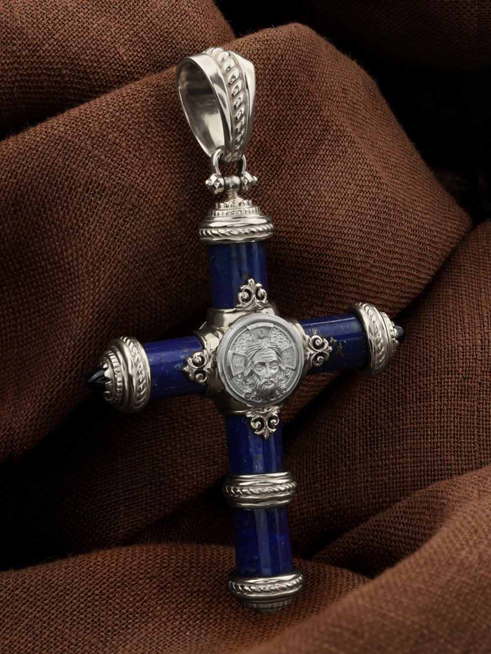 Крест из белого золота c ониксом и лазуритом