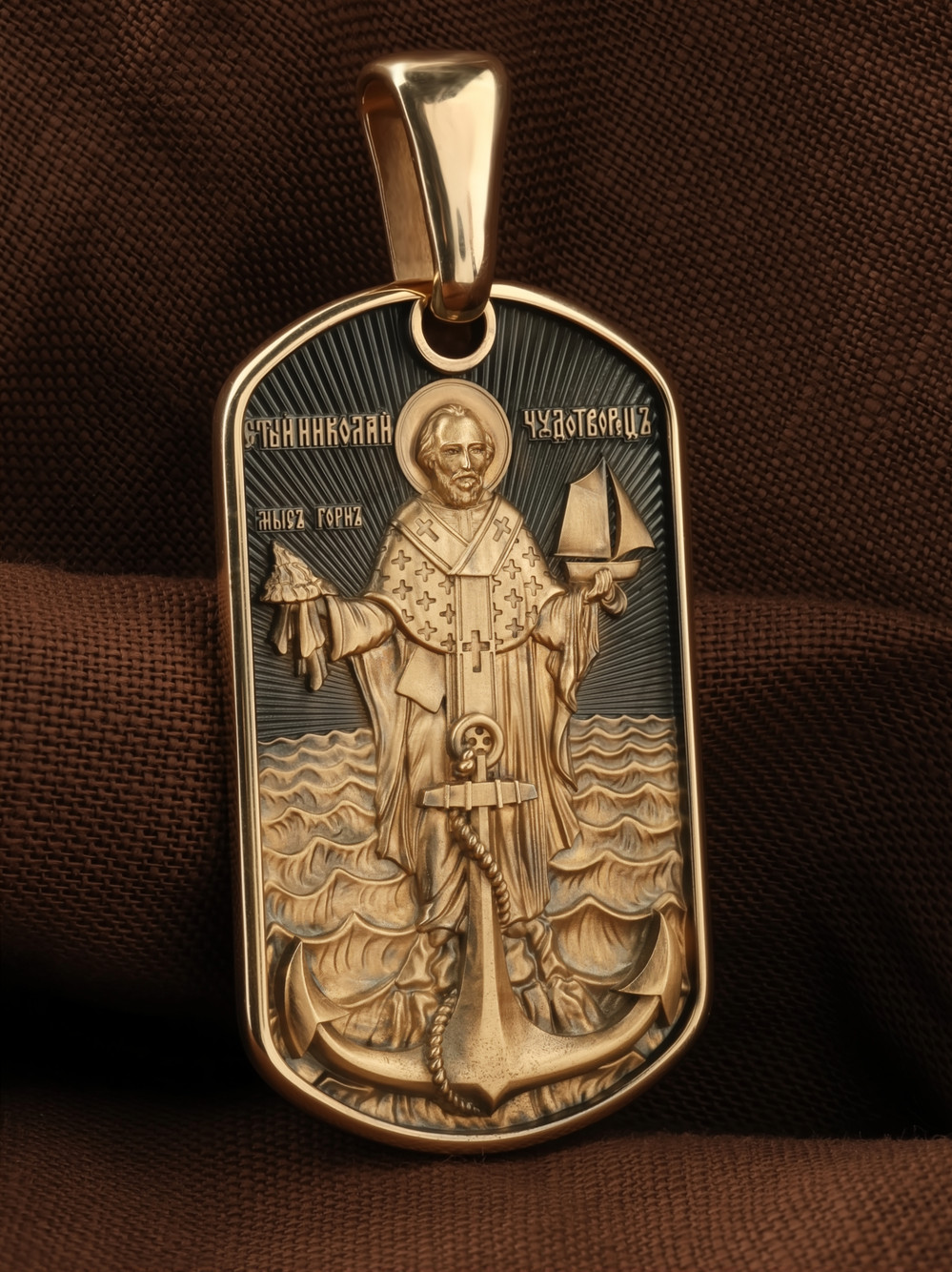 Образок из золота c эмалью