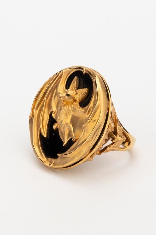 Кольцо из золота c эмалью и ониксом