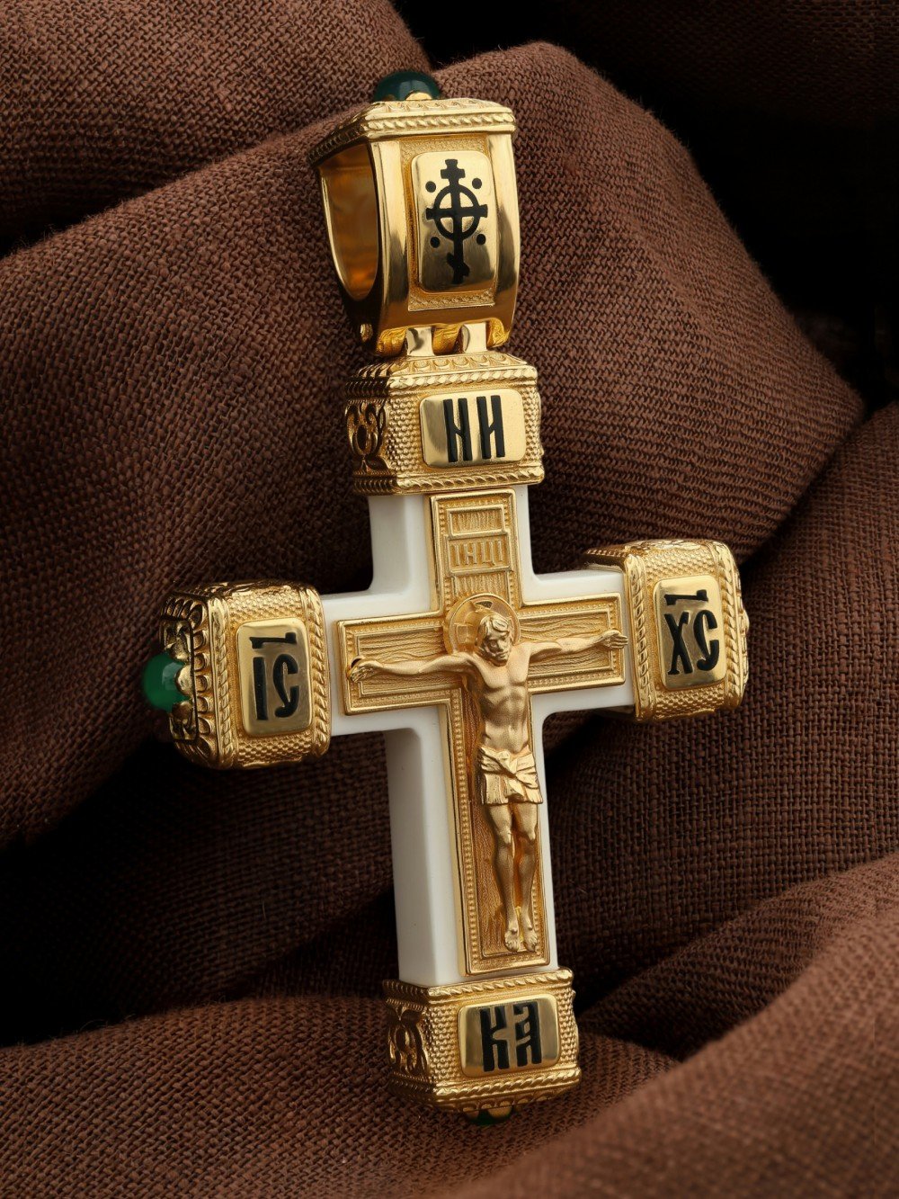 Крест из лимонного золота c эмалью, хризопразом и бивнем мамонта