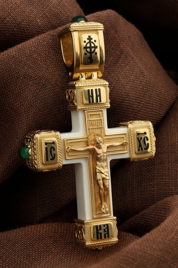 Крест из лимонного золота c эмалью, хризопразом и бивнем мамонта