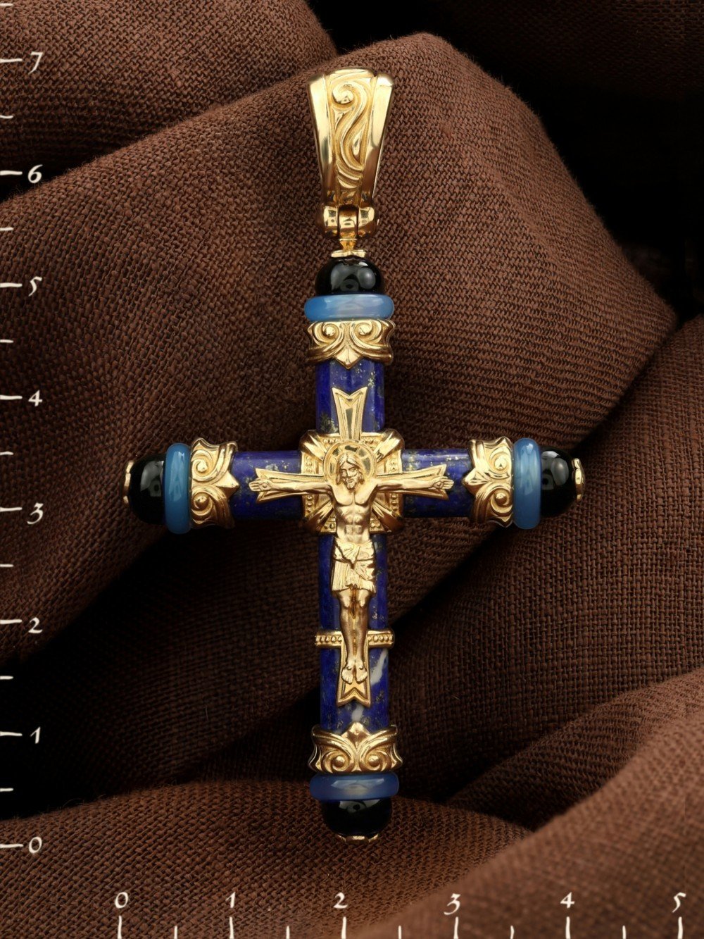 Крест из лимонного золота c ониксом, агатом и лазуритом