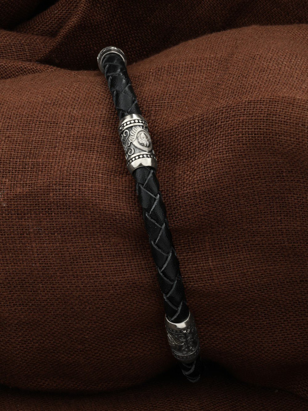 Браслет из белого золота c кожаным шнурком