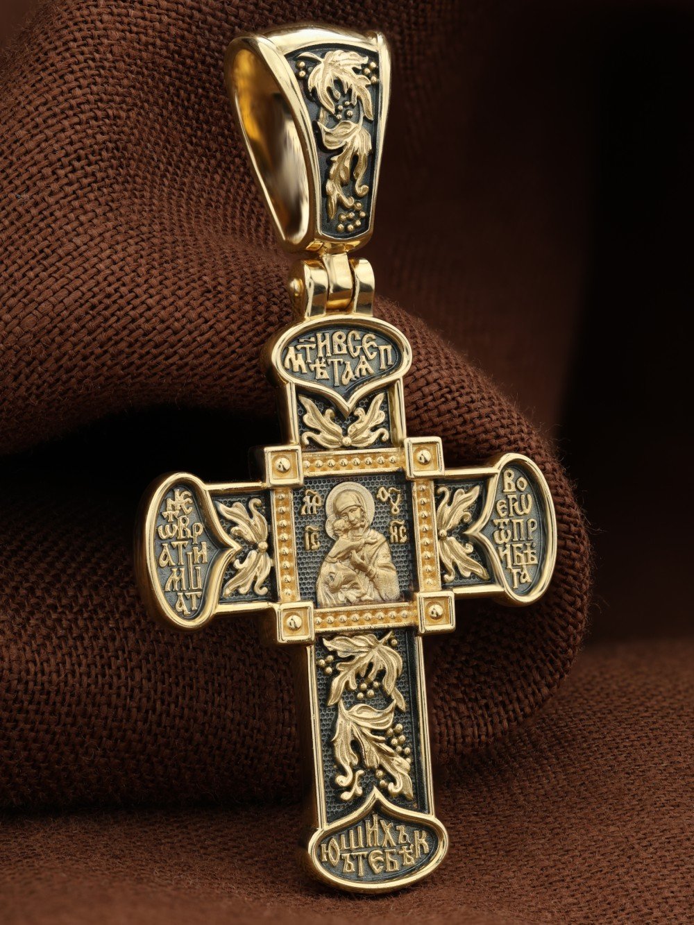 Крест из лимонного золота