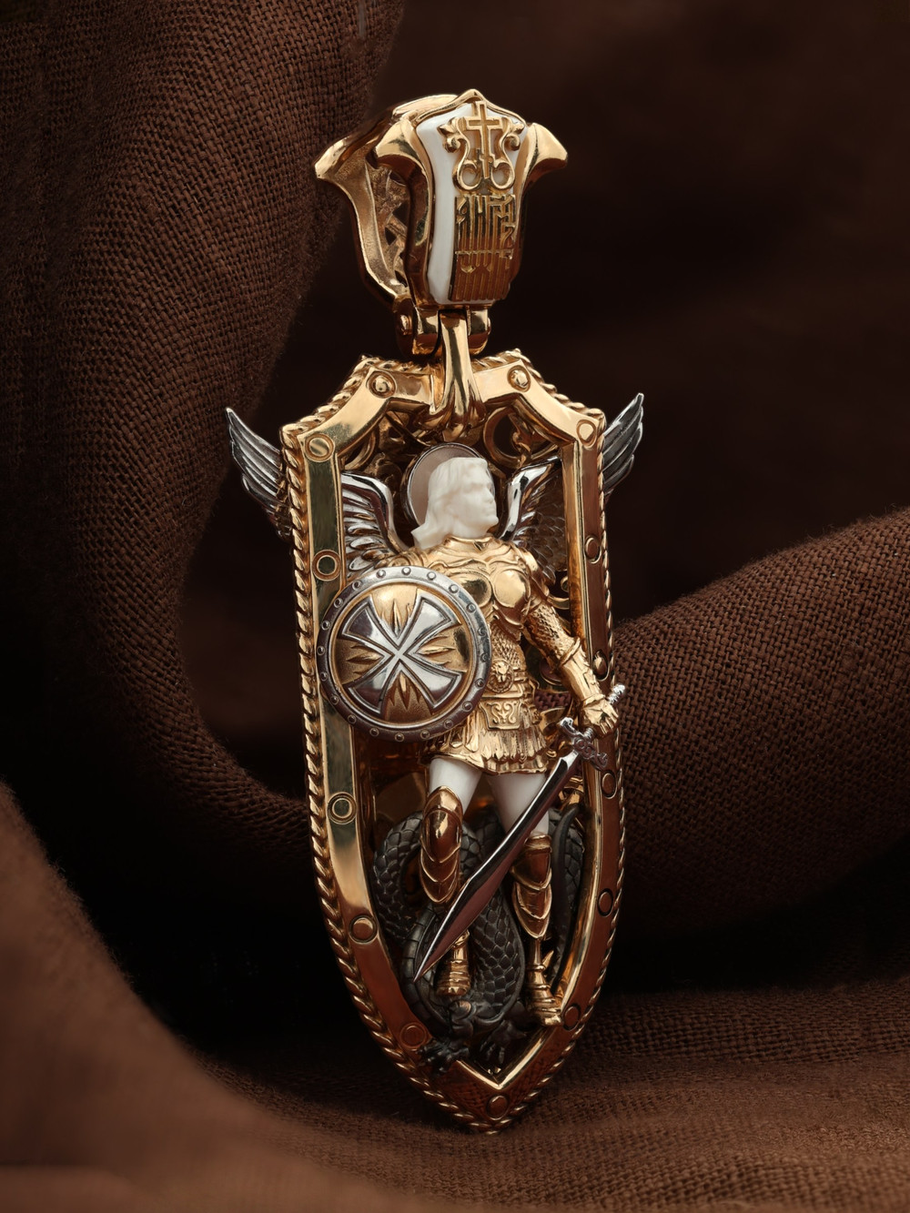 Образок из золота c эмалью и бивнем мамонта