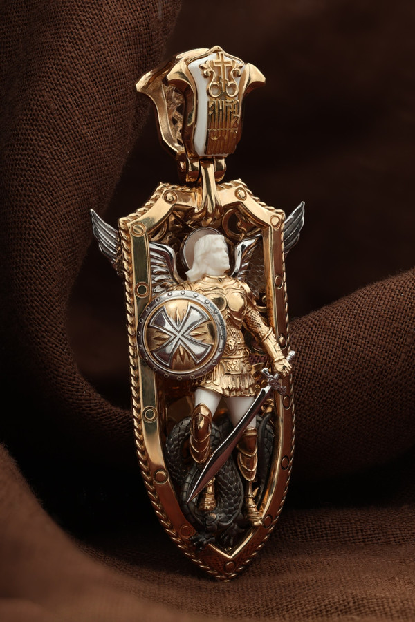 Образок из золота c эмалью и бивнем мамонта