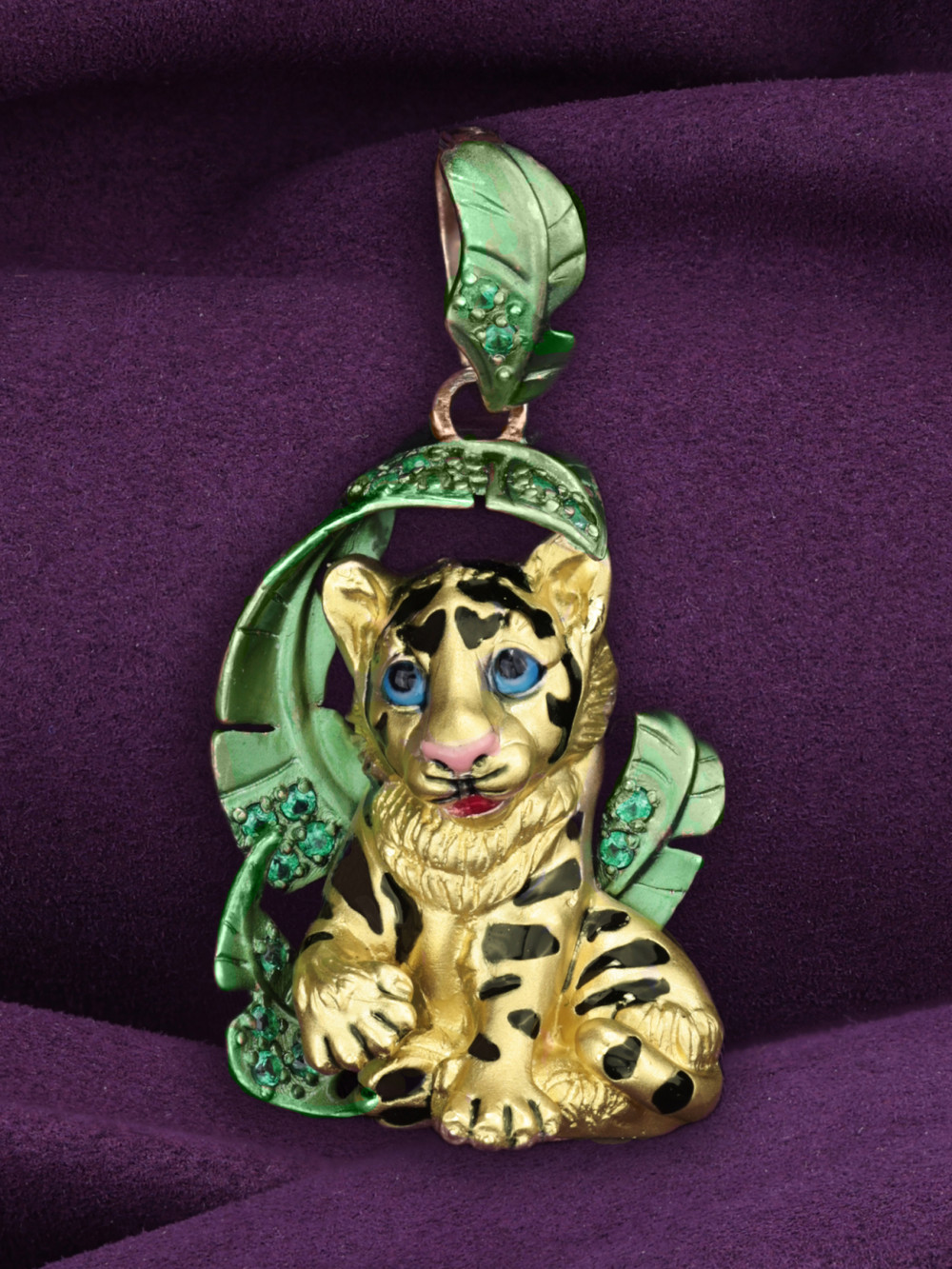 Подвеска из золота c эмалью и изумрудом