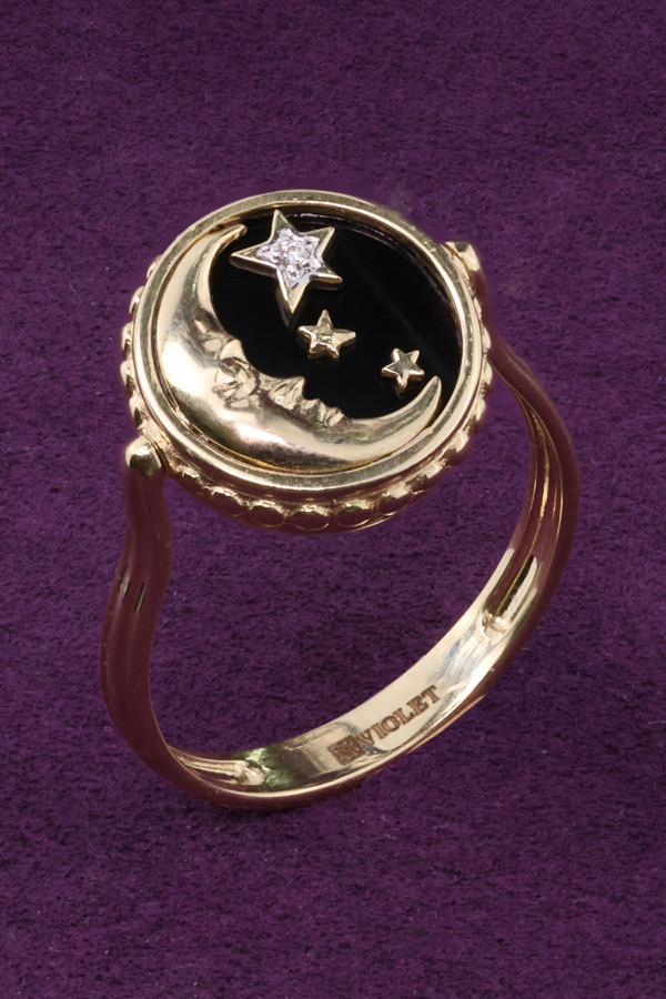 Кольцо из лимонного золота c бриллиантами, ониксом и перламутром