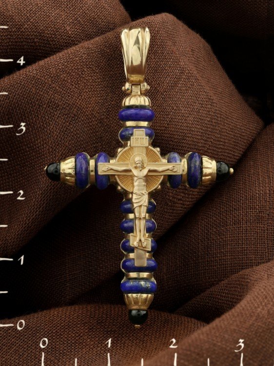 Крест из лимонного золота c ониксом и лазуритом