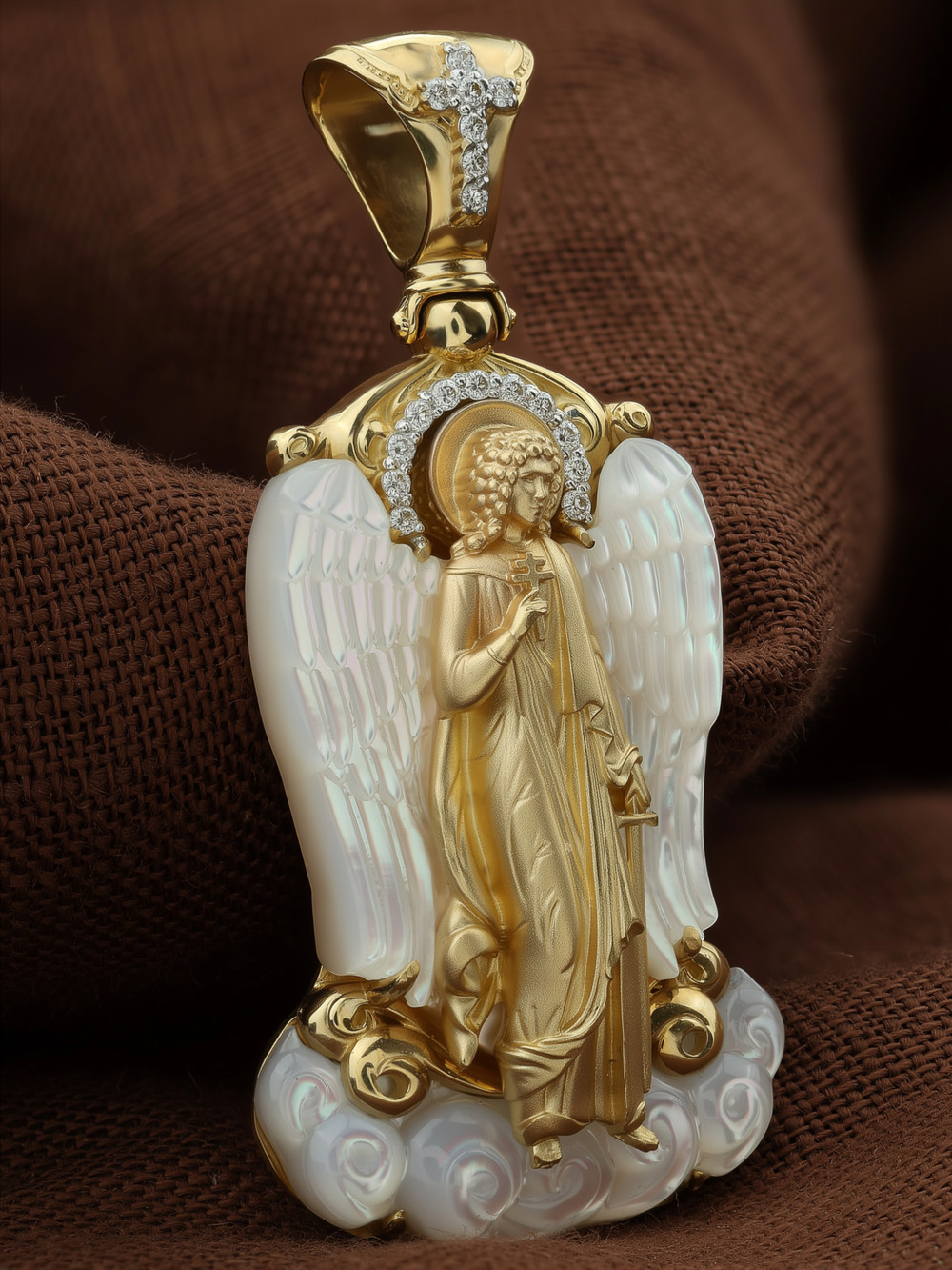 Образок из лимонного золота c бриллиантами и перламутром