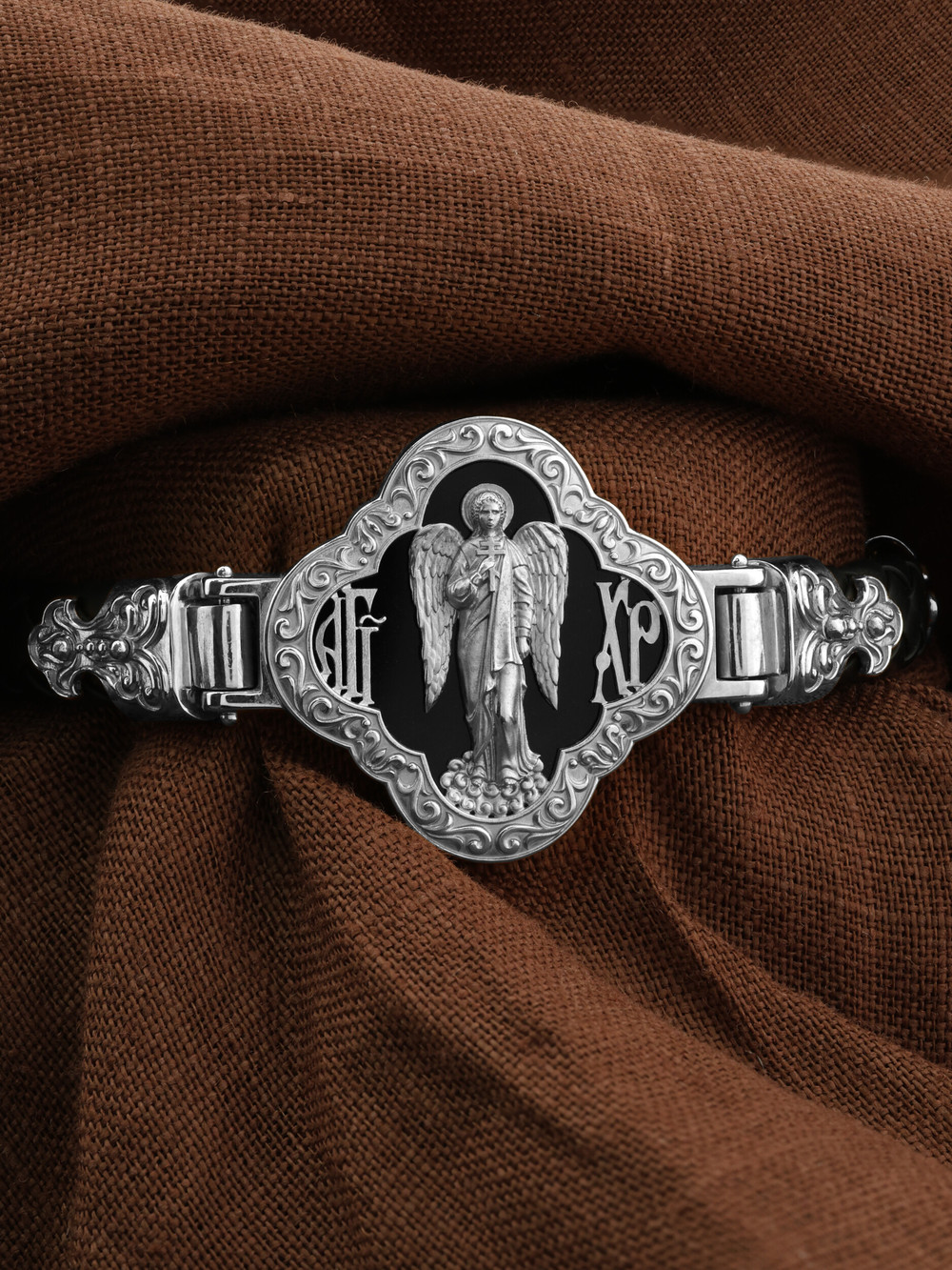 Браслет из белого золота c шнурком и ониксом