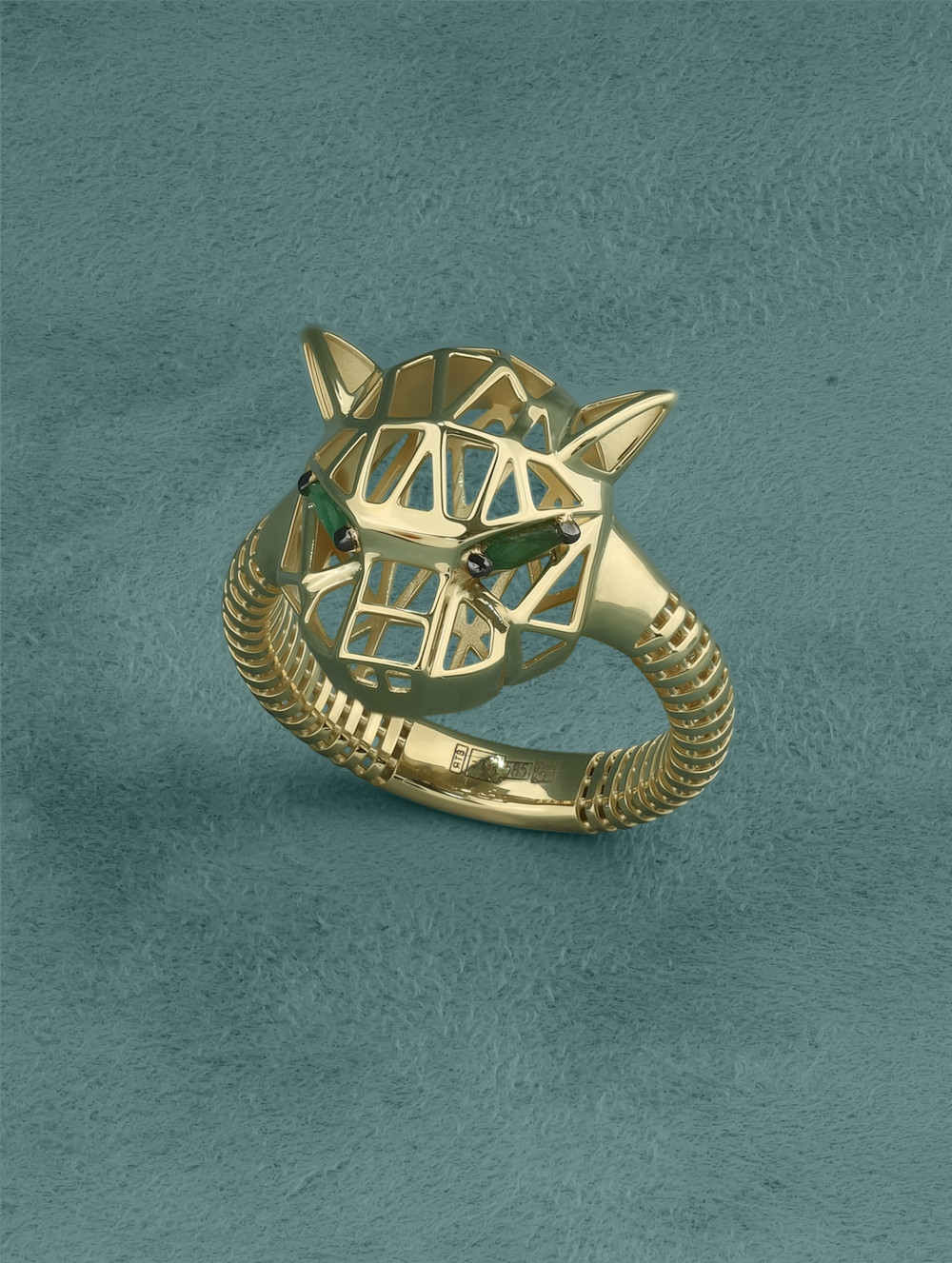 Кольцо из лимонного золота c изумрудом