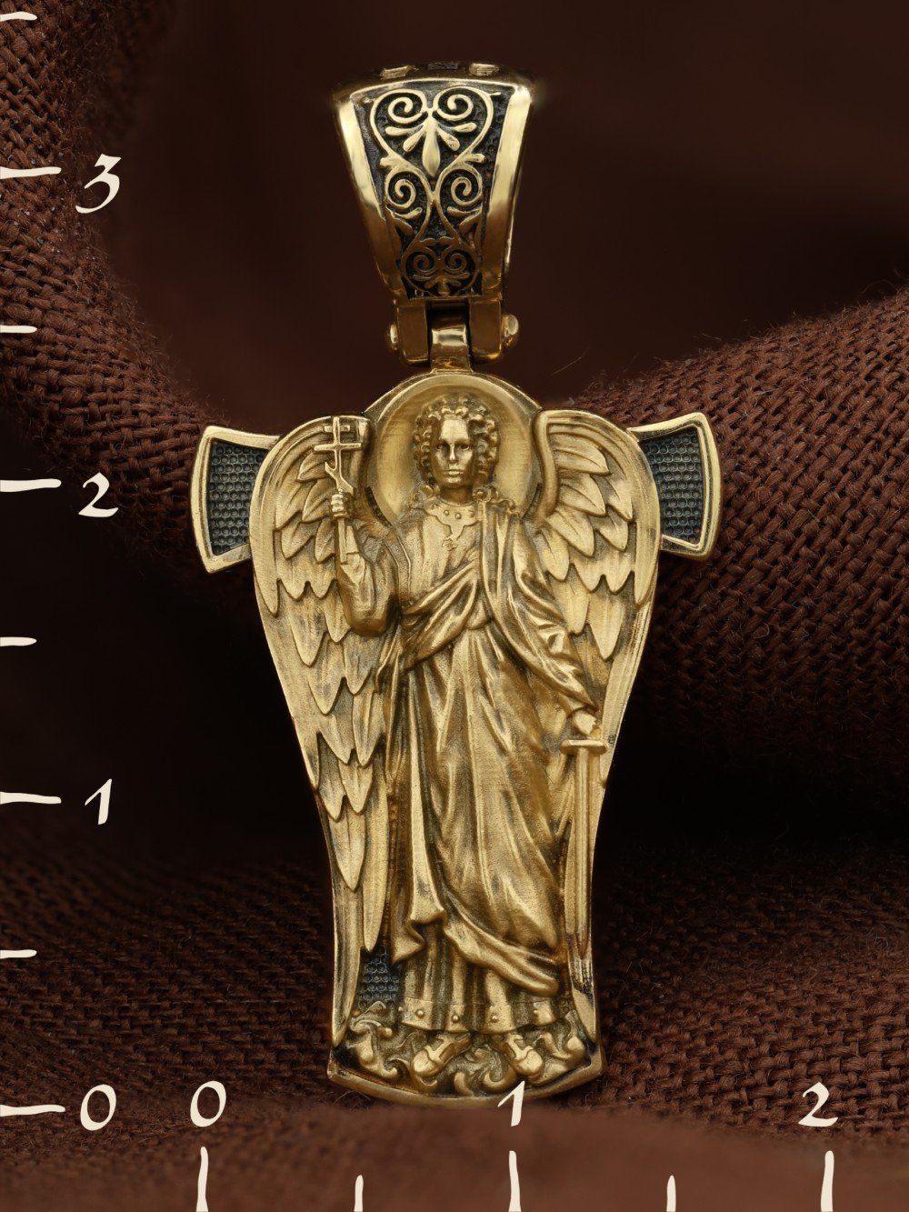 Крест из лимонного золота