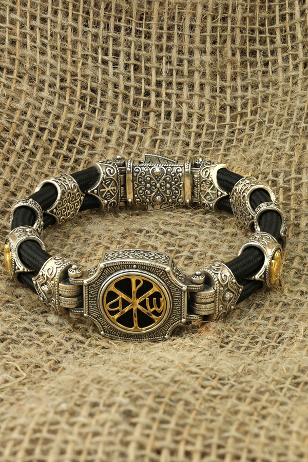 Браслет из серебра и золота c ониксом и шёлковым шнурком