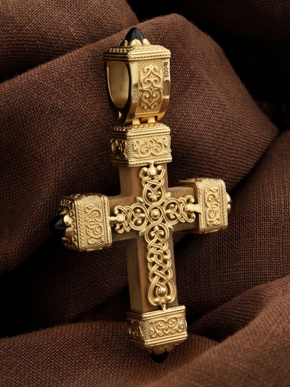 Крест из лимонного золота c эмалью, ониксом и деревом груши