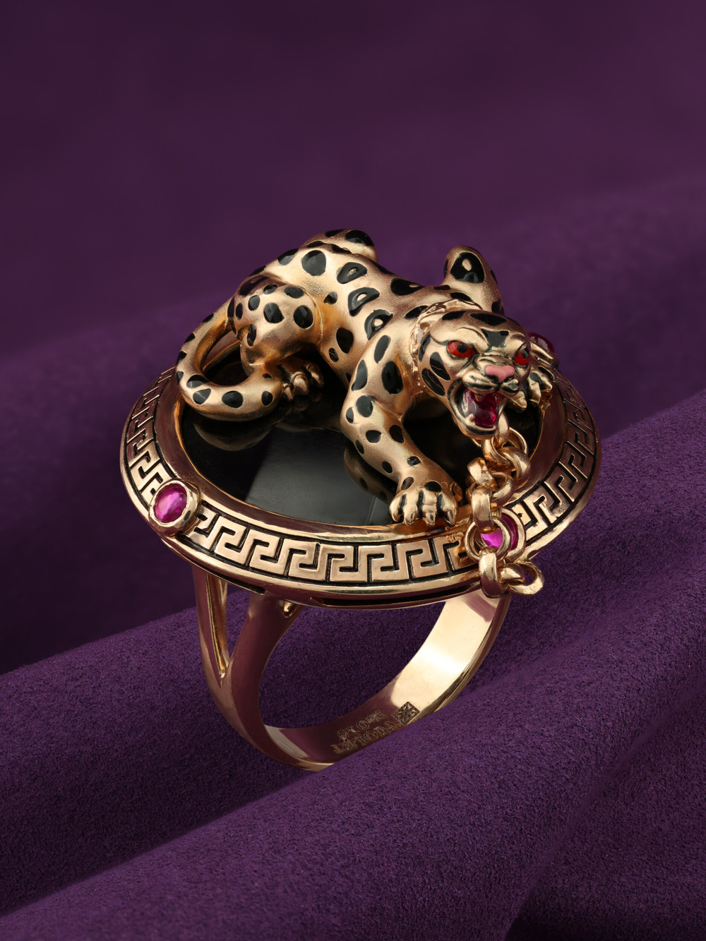 Кольцо из золота c эмалью, ониксом и рубином