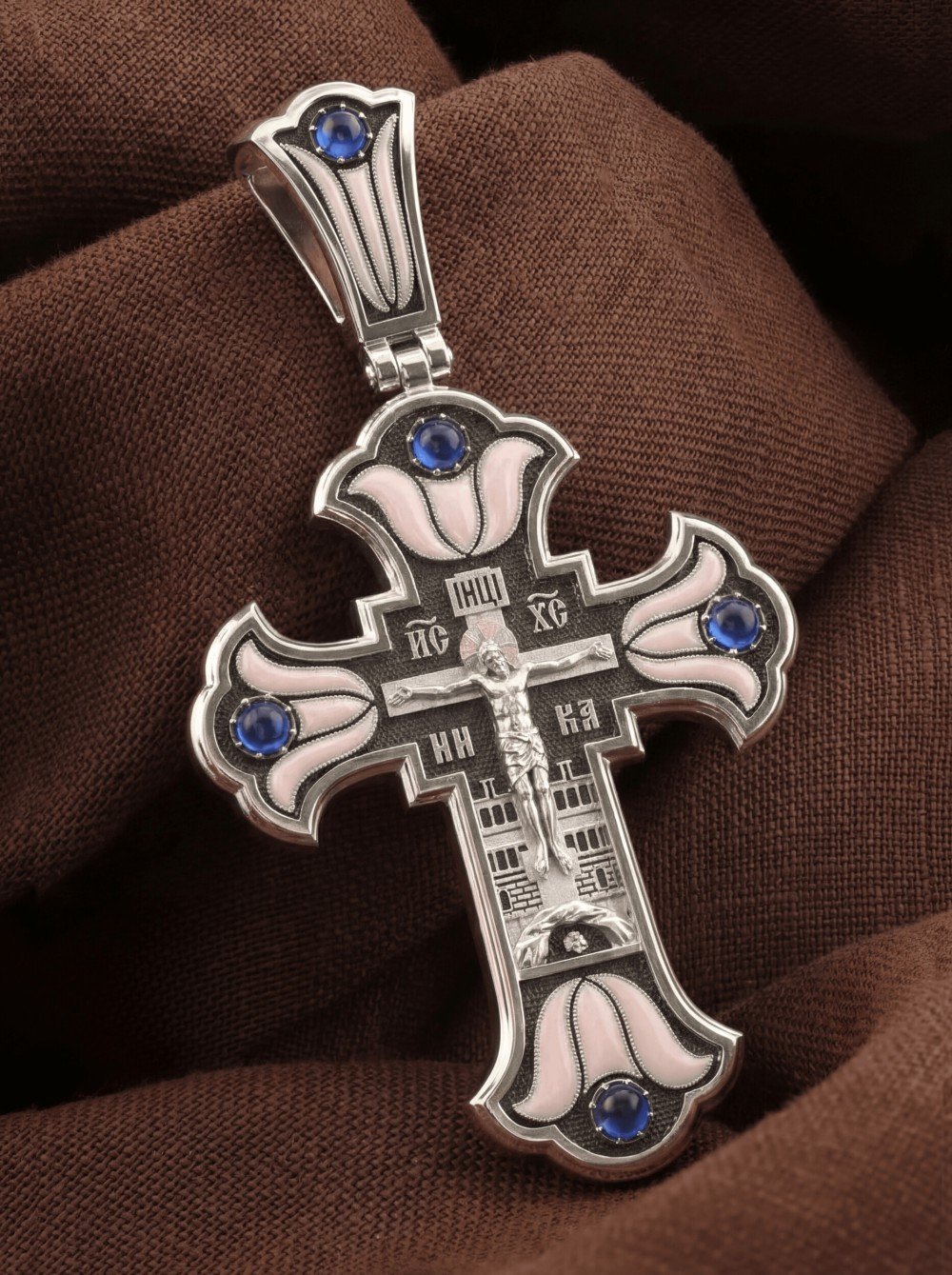 Крест из белого золота c эмалью и сапфиром