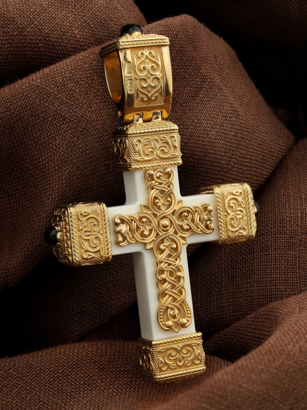 Крест из лимонного золота c эмалью, ониксом и бивнем мамонта