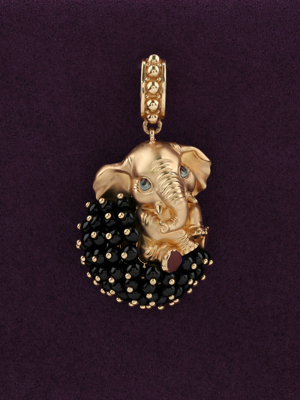 Подвеска из золота c эмалью и ониксом