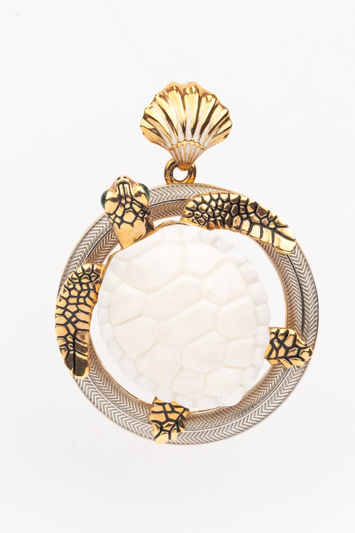 Подвеска из золота c эмалью и бивнем мамонта