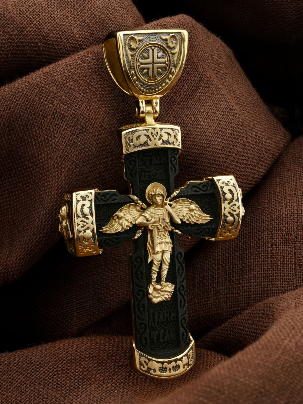 Крест из лимонного золота c эбеновым деревом