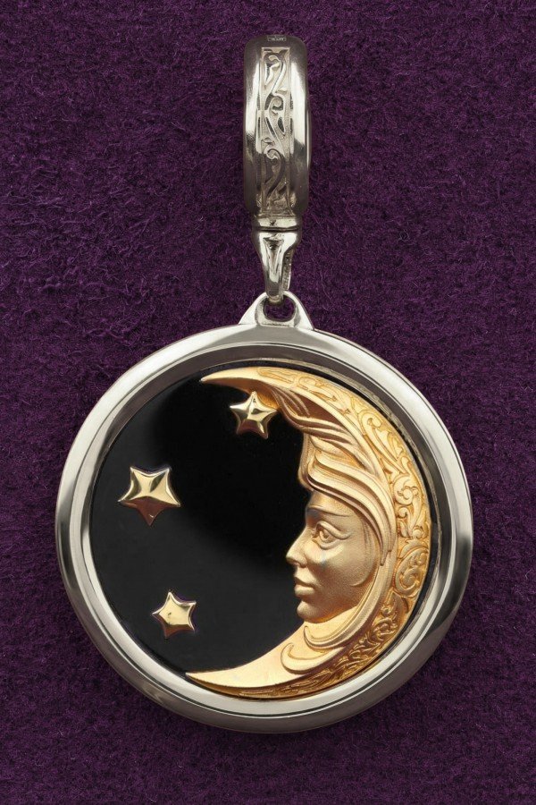 Подвеска из белого золота c ониксом