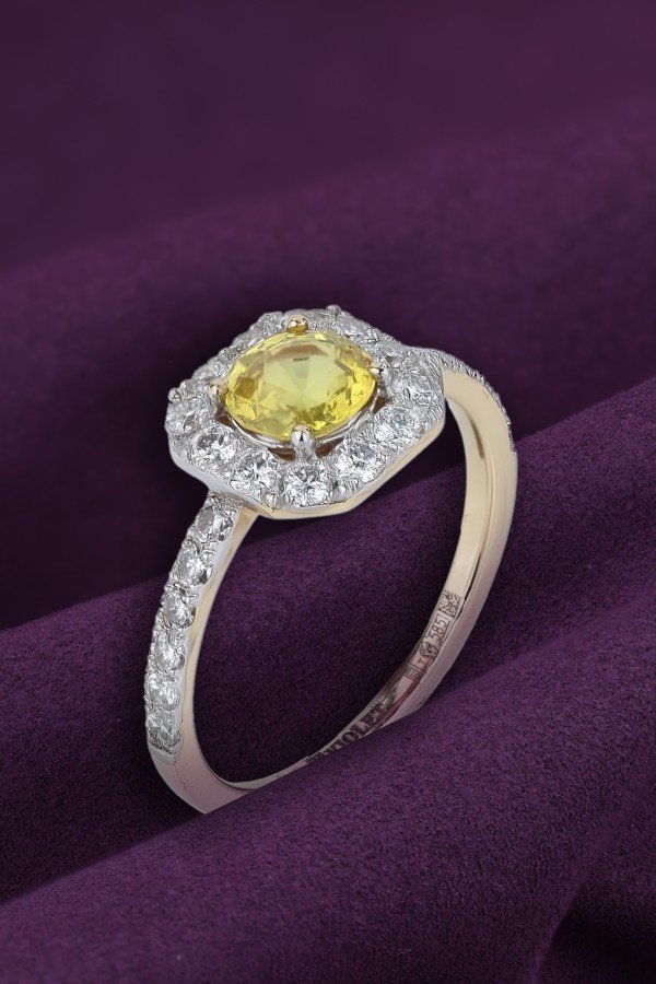 Кольцо из лимонного золота c бриллиантами и сапфиром