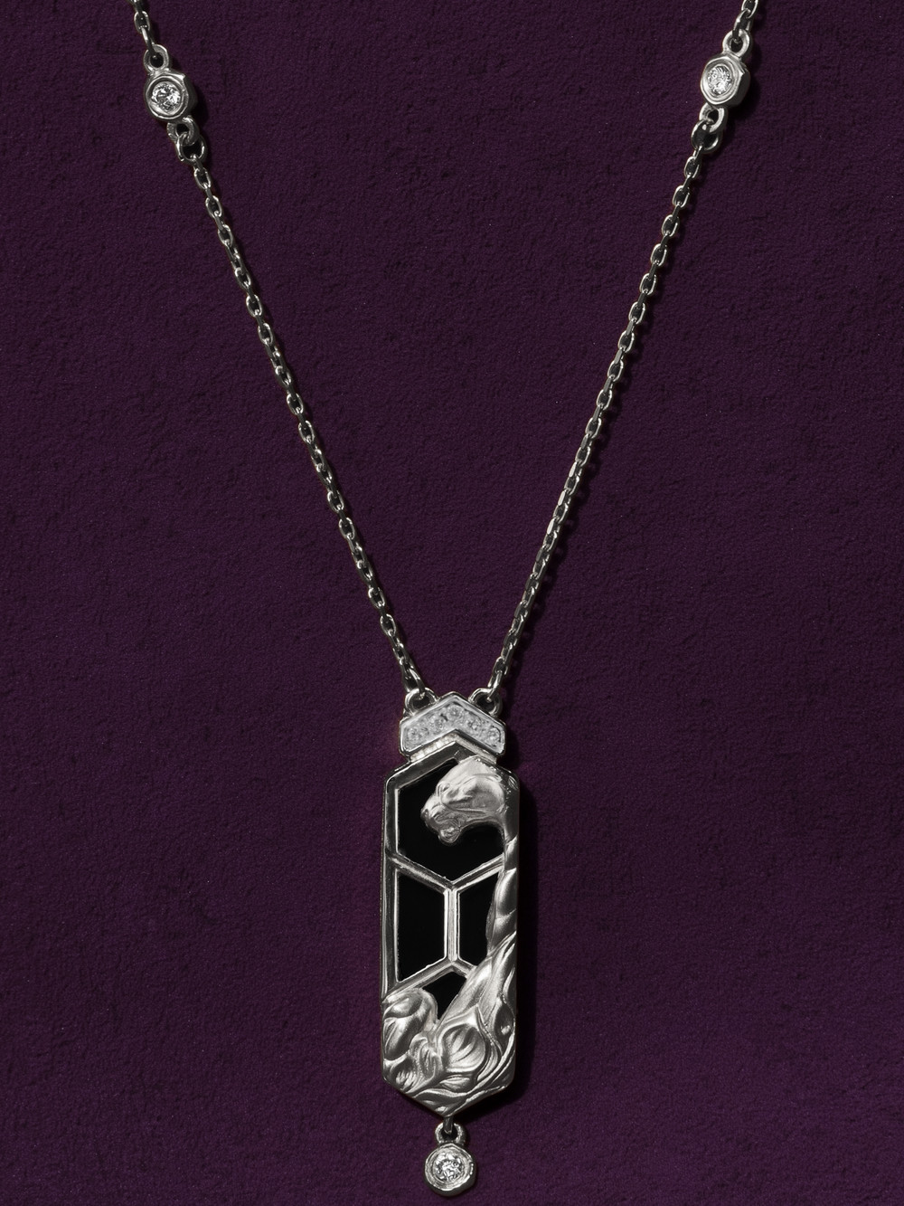 Колье из белого золота c бриллиантами и ониксом