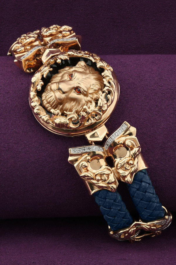 Браслет из золота c эмалью, бриллиантами, кожаным шнурком и ониксом