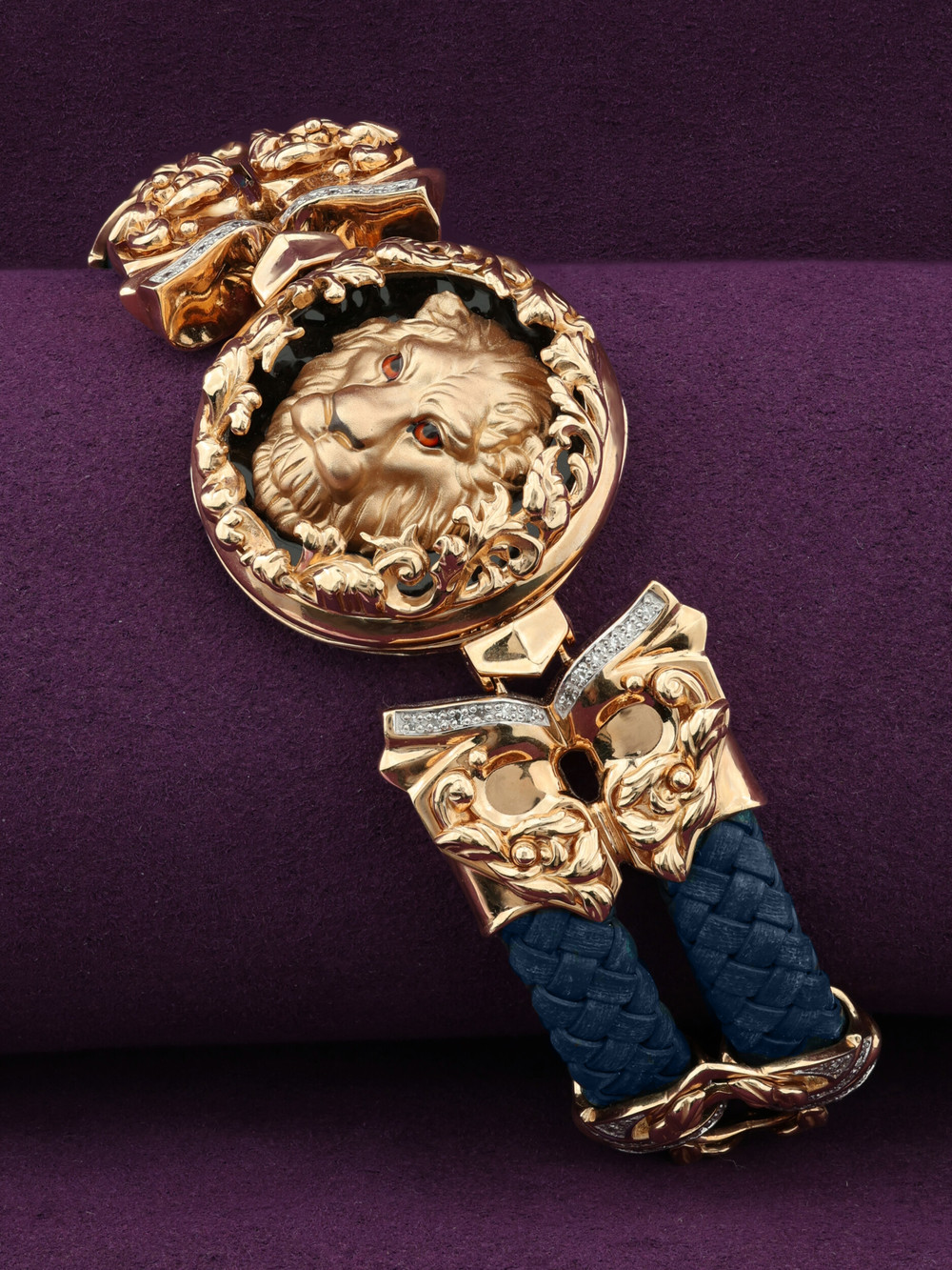 Браслет из золота c эмалью, бриллиантами, кожаным шнурком и ониксом