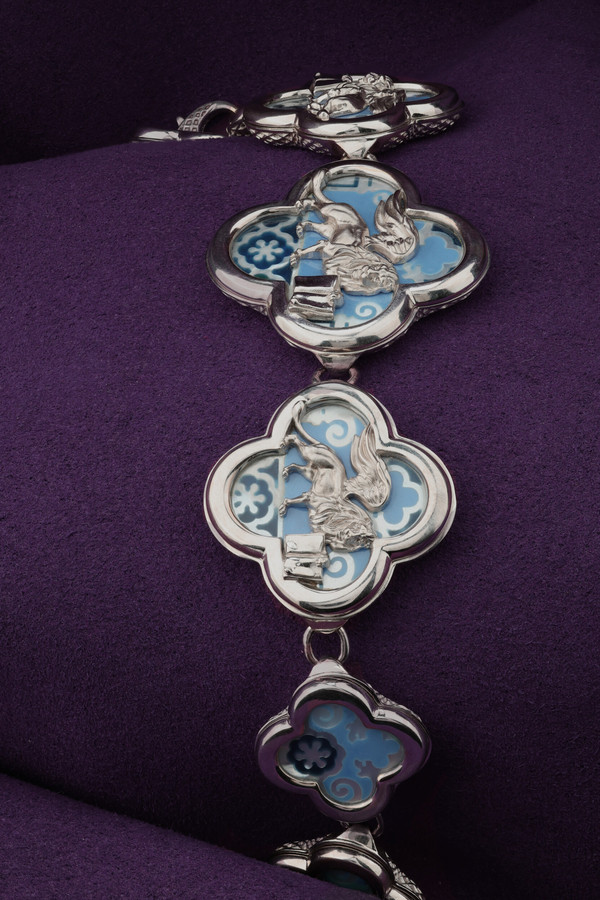 Браслет из белого золота c эмалью, жемчугом и перламутром